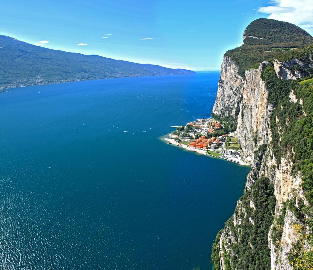 Campione Giulia Exclusive Lakefront Apartment By Gardadomusmea Campione del Garda Exterior photo